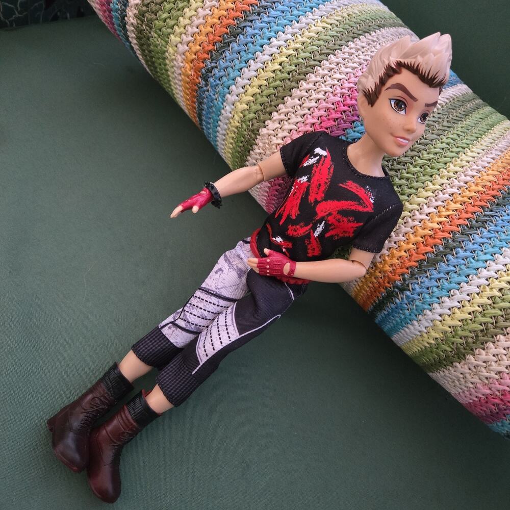 Hasbro Disney Descendants Carlos Deville Doll from Isle Of The Lost EUC